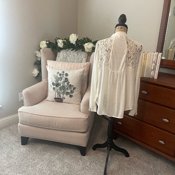 Candies Junior long sleeve tunic blouse. Beautiful Crocheted back and shoulders - Picture 2 of 8